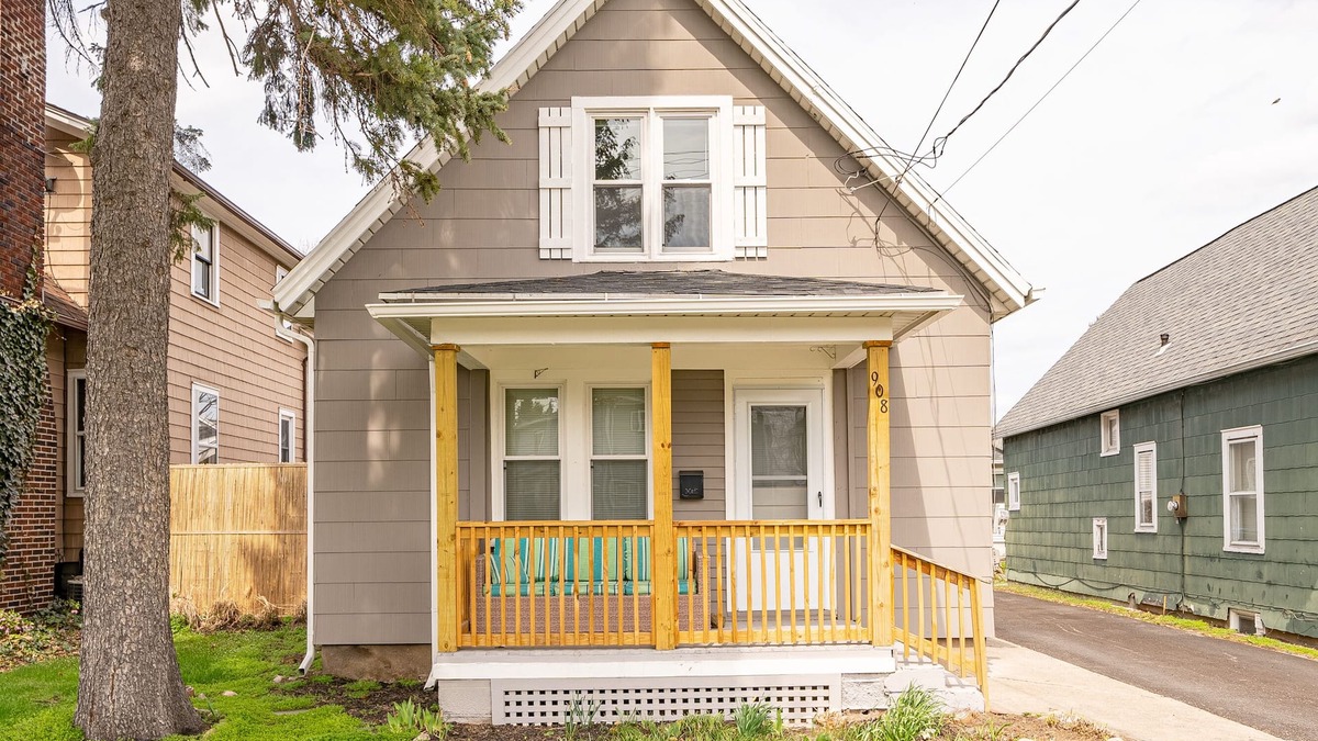 Rochester House | Cozy~Winton Village~King~Short walk to restaurants