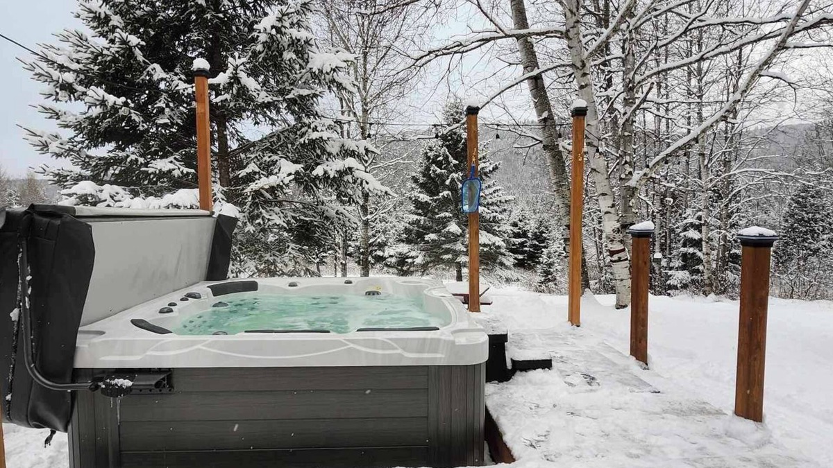 Saint-Michel-des-Saints House | Cozy wood cabin with Spa, 5 mn from snowmobile trails & beaches - 8 pers