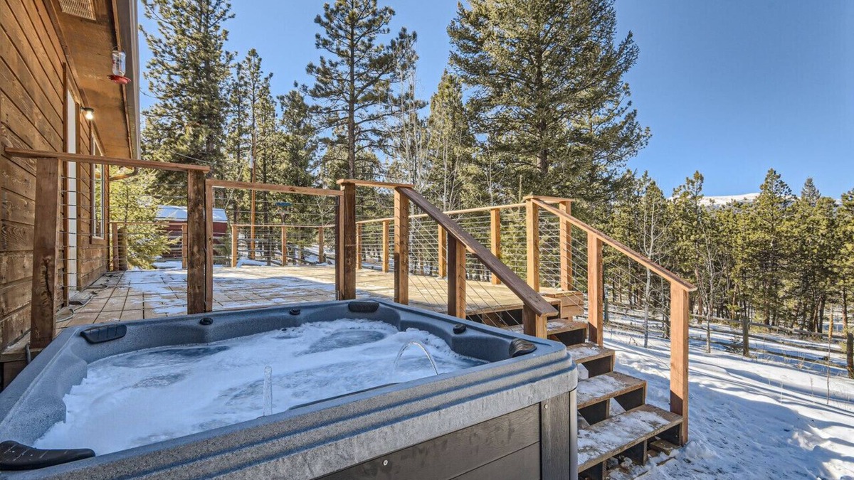 Bailey House | Cozy Wolfcamp Chalet with Hot Tub, Views & Fast Wi-Fi