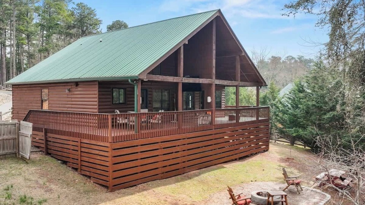Flowery Branch House | Cozy Wood Cabin Retreat w/Dock, Deck & Views