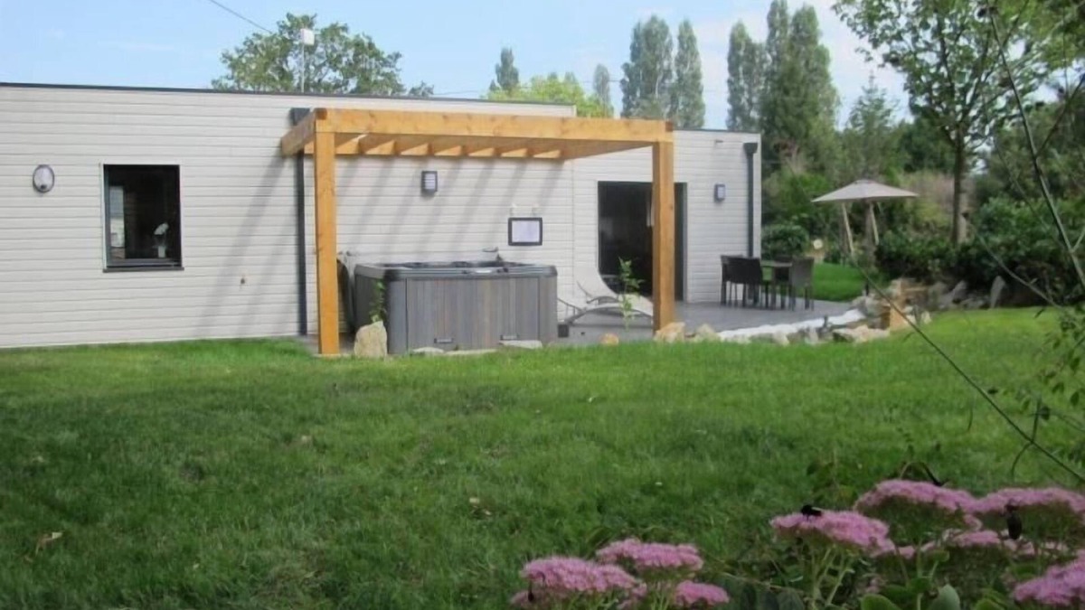 Casson Cottage | Cozy Wood Cottage with Spa, Garden, and Bikes - Near Nantes