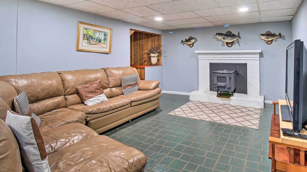 Woodbridge House | Cozy Woodbridge Home w/ Fire Pit & Deck