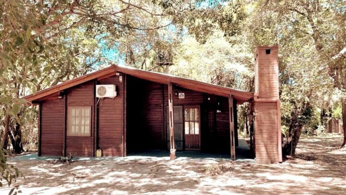 Paso de la Patria Cabin | Cozy wooden cabin in superb Paso de la Patria with WiFi, AC