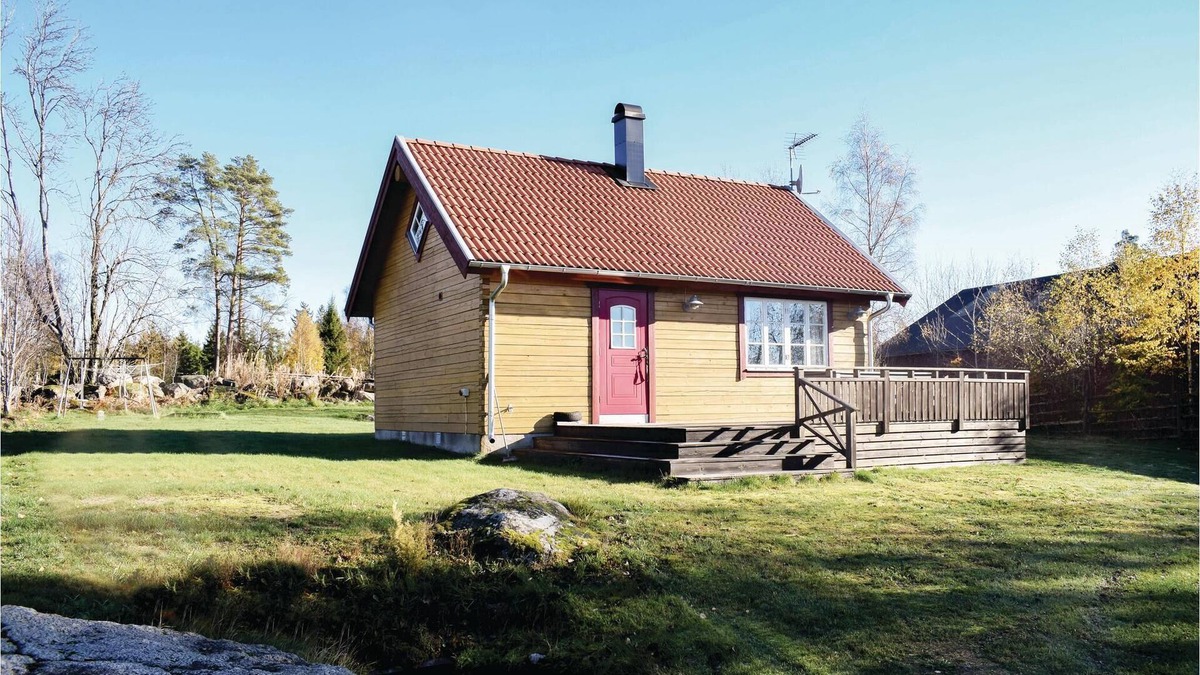 Savsjo House | Cozy wooden cottage located on the owner's farm and by the lake Sjöarydssjön.