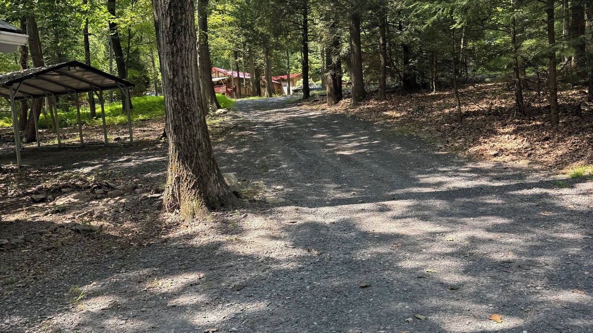 Cambra Cabin | Cozy Woodland Retreat with Outdoor Fire Pit and Hot Tub.