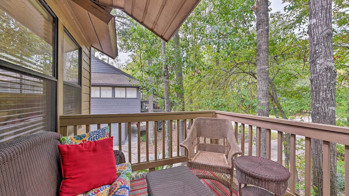 Grogan's Mill Apartment | Cozy Woodlands Townhome w/Deck Near Market Street