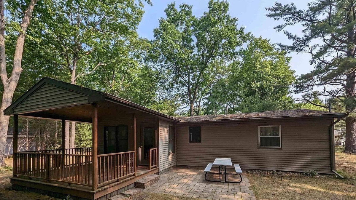 Au Gres Cottage | Cozy Woodside Lake Escape minutes from Lake Huron