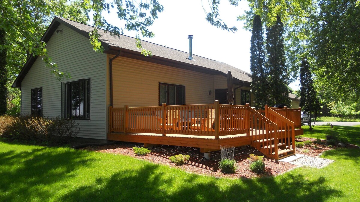 Oshkosh House | Cozy year round Lake Front Vacation Home