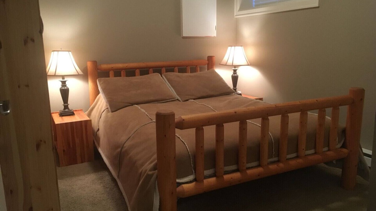 Upper Lonsdale House | Cozy Zen Den in North Vancouver