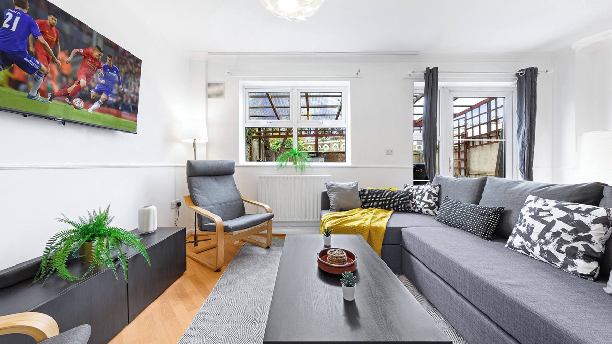 Poplar House | Cozylease 3-Bed Retreat Near O2/LCY with Gym, Workspace, Garden & Free Parking