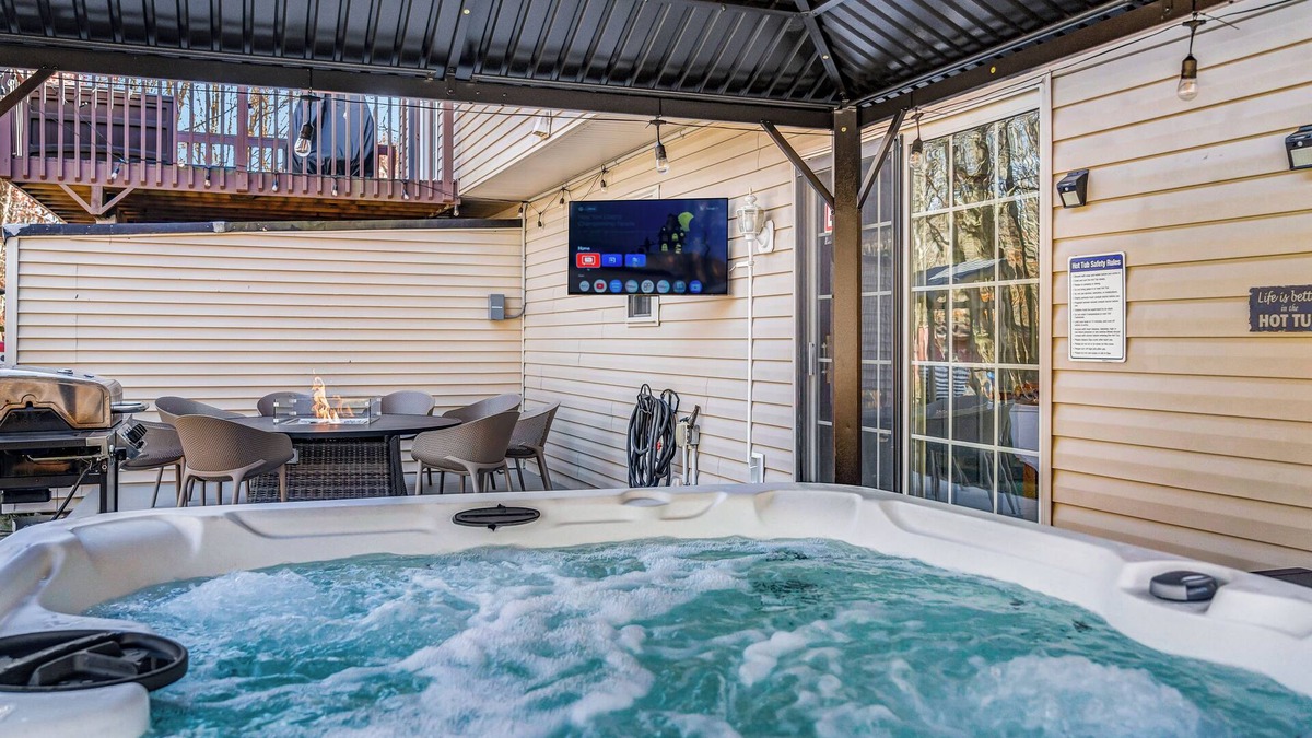 Mount Pocahontas House | CozyPoCoNoGetawaySecluded Home with Hot TUB, Fast Wi-FI, pet friendly