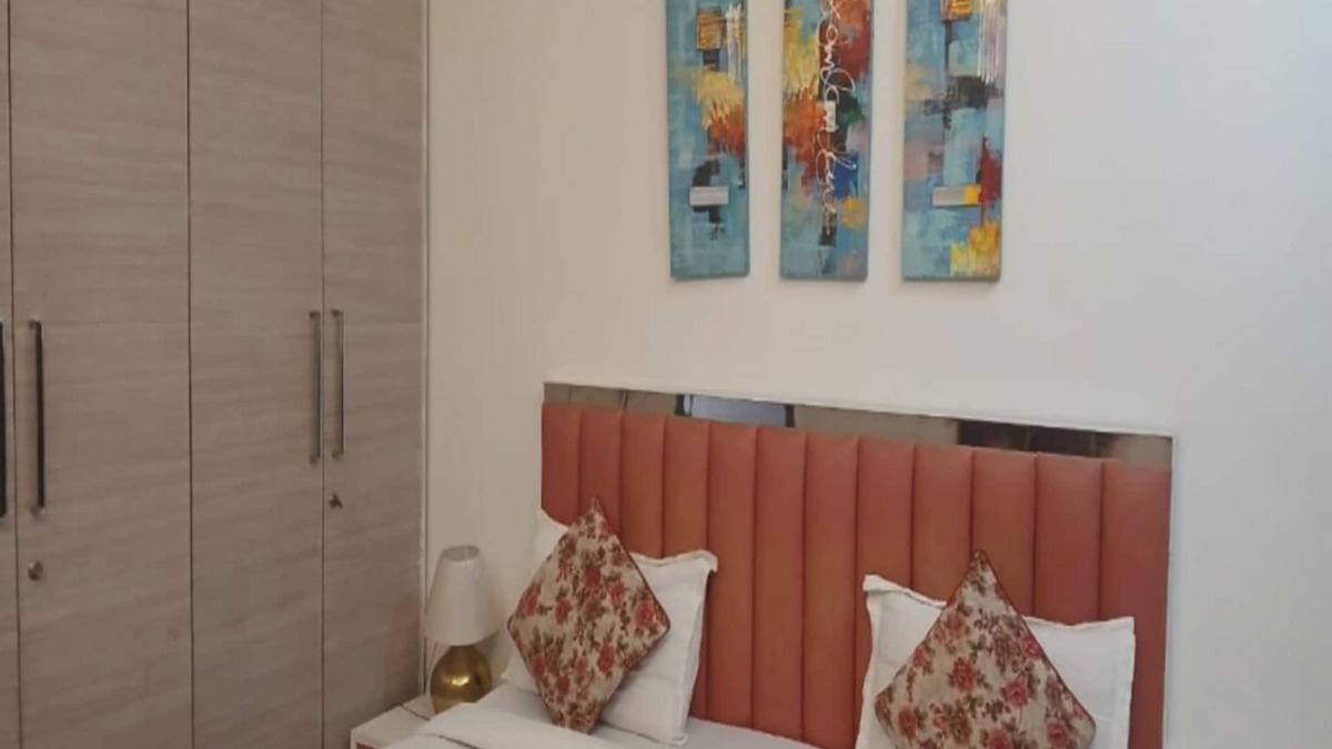 Safdarjung Enclave Hotel | CozyRoom in lovely New Delhi with WiFi, AC