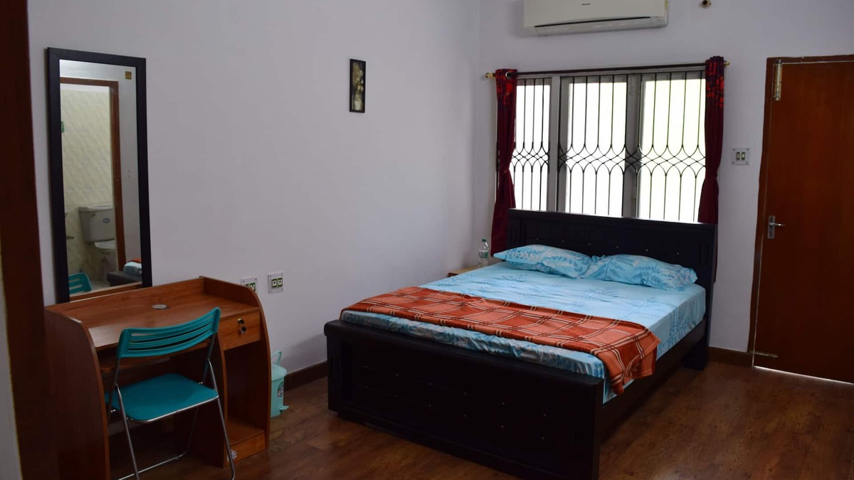 Thousand Lights West Apartment | Cozystay near Hotel Taj Coromandal - Room No.3