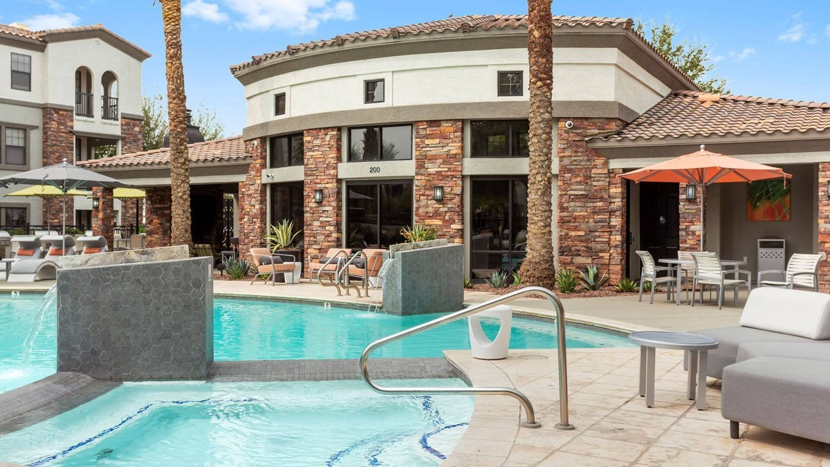 Glendale Sports and Entertainment District Apartment | CozySuites Glendale by the stadium w/pool! 06
