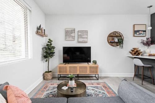 Meridian-Kessler Apartment | CozySuites Modern Studio in Meridian Kessler