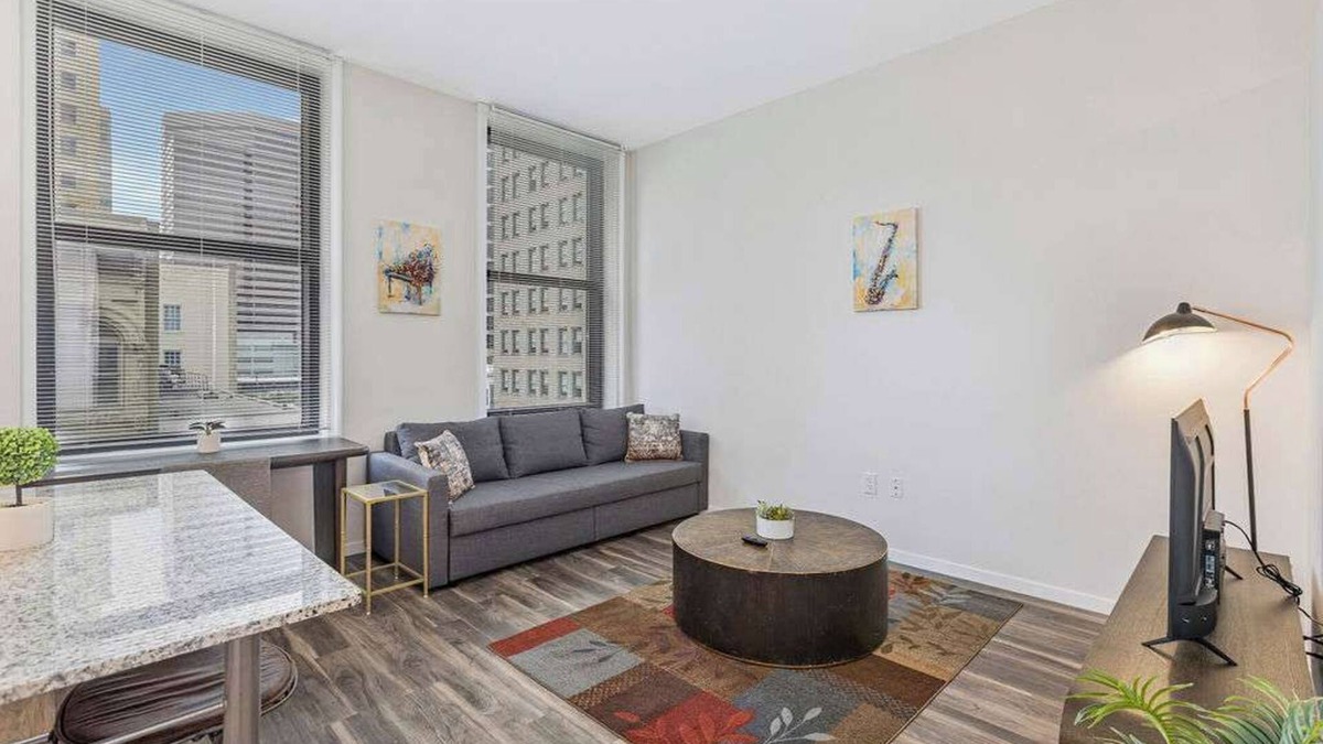 Downtown Cincinnati Apartment | CozySuites Sky Central #11