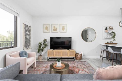 Meridian-Kessler Apartment | CozySuites Stylish 2BR at Meridian Kessler
