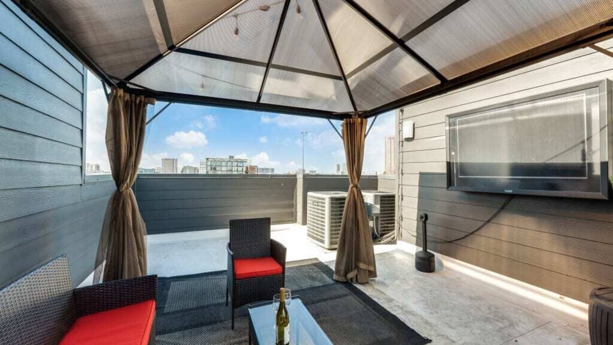 Old East Dallas House | Cozysuites Uptown 3BR King Beds Skyline View