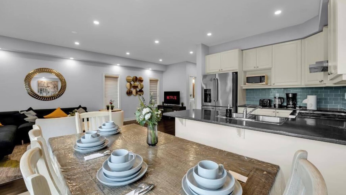 Brampton House | CozyVibe Stays: Spacious Family Friendly 3BR Townhome