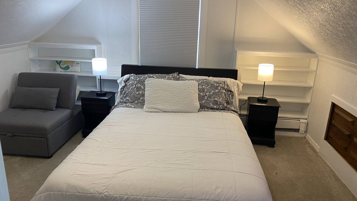 Livingston Apartment | Cozzy Get Away Priv. Apt/St BarnabaS Hosp/NYC/EWR