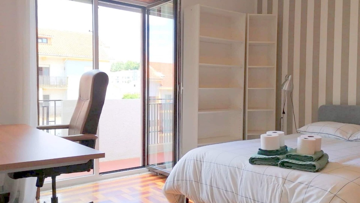 Santo Antonio dos Olivais Cabin | CQ3 ❤️ Cozy Bedroom with Balcony & Double Bed