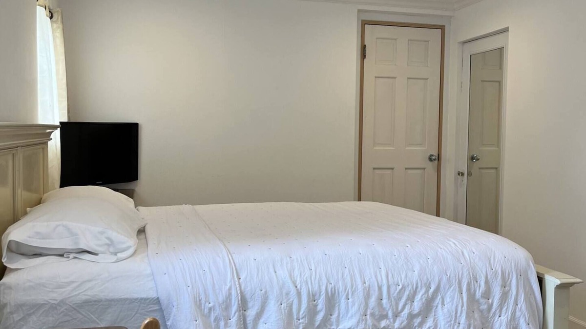 Pembroke Apartment | CR - Just bring your suitcases