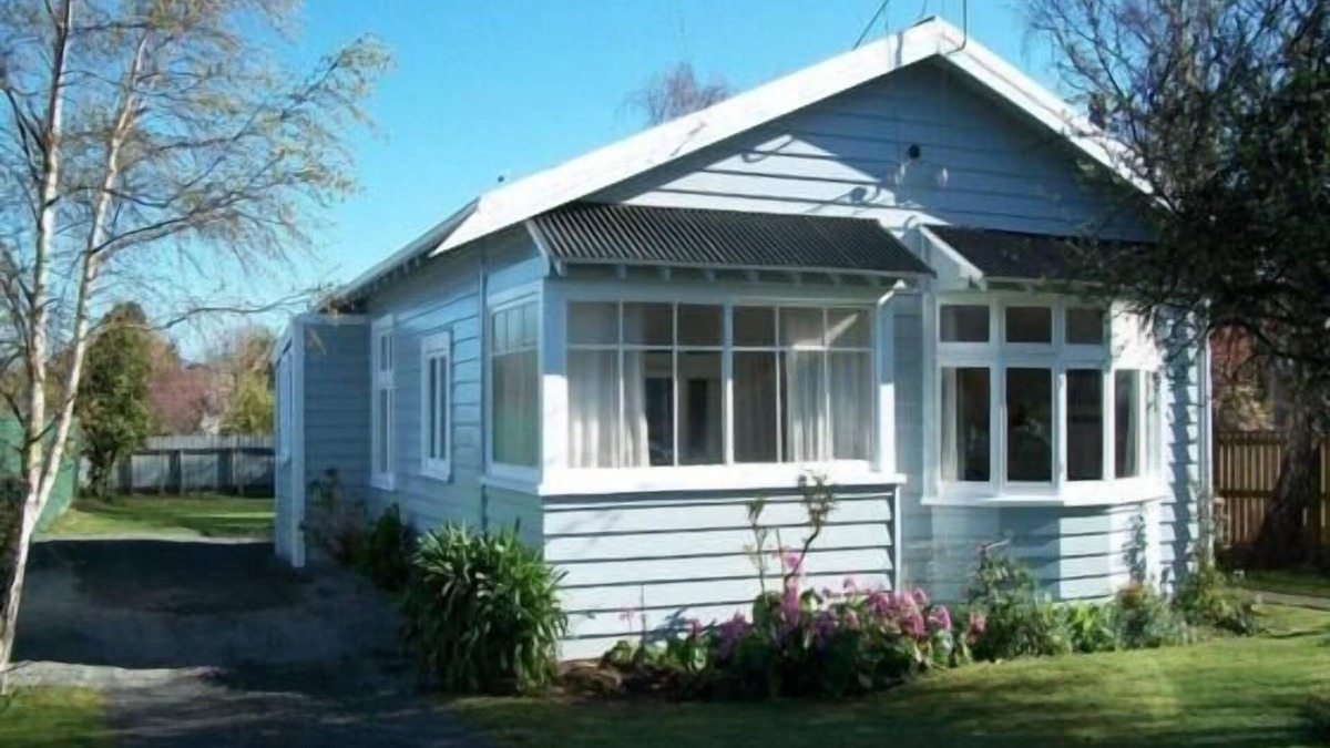 Martinborough House | Crab Apple Cottage 13 Broadway St, Martinborough