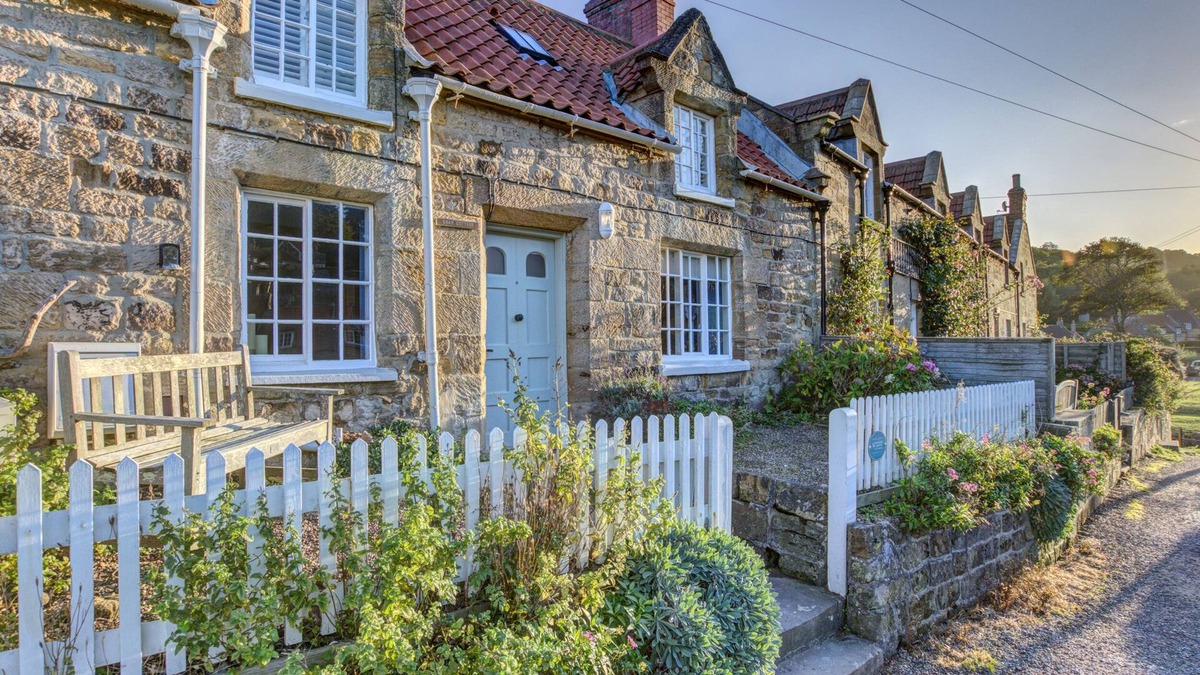 Sandsend Cottage | CRAB COTTAGE, pet friendly, character holiday cottage in Sandsend