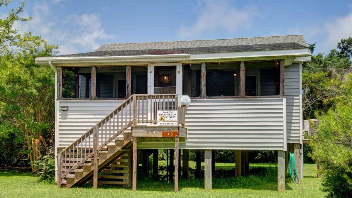Ocracoke House | Crab Shack: Ocracoke Cottage within walking distance of shops and restaurants.