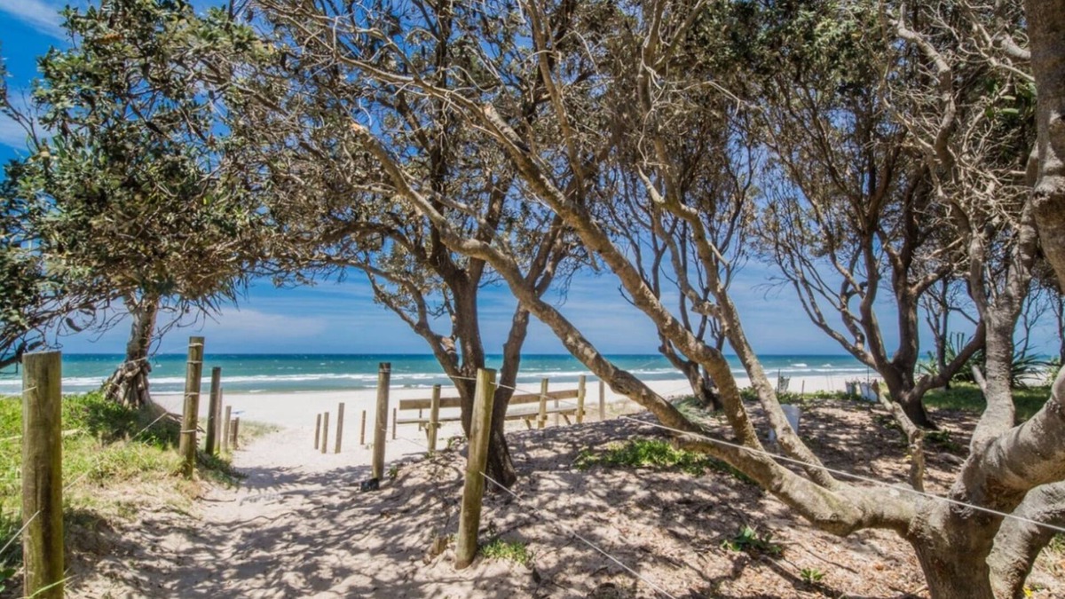 South Golden Beach House | CRABBES CREEK-WALK TO BEACH