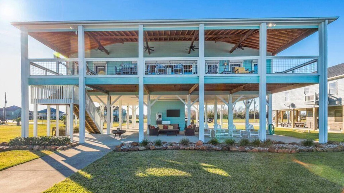 Hackberry House | CRABBIN CABIN ON THE WATER