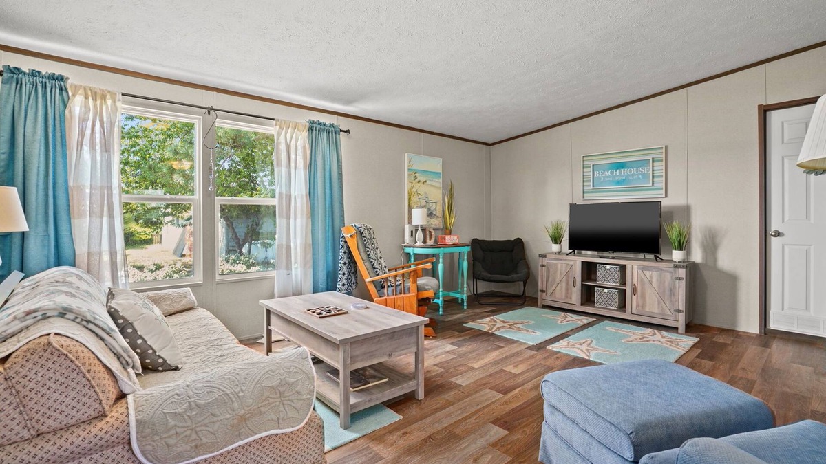 Deep Hole House | Crabby Pines - Pet friendly modern accommodations!