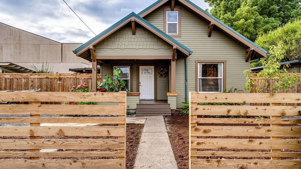 Central Oregon House | "Craftsman Oasis" offers a central location 5 minutes to river park bike path.
