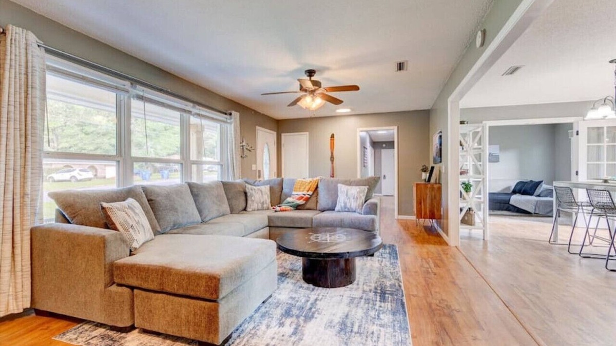 Enterprise House | Craig - Yellowleaf Alabama · High-Flying Haven: 4bd 2 bath