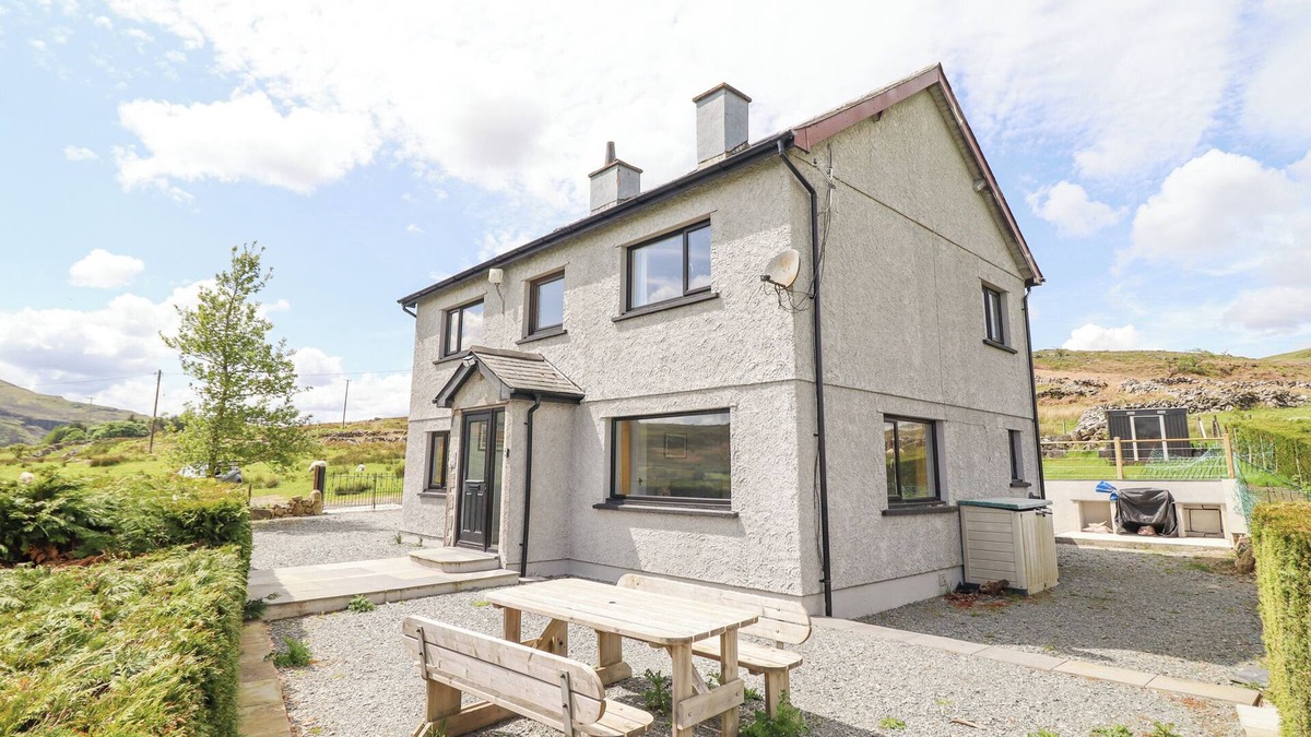 Capel Celyn Cottage | CRAIG YR RONWY, pet friendly, character holiday cottage in Bala