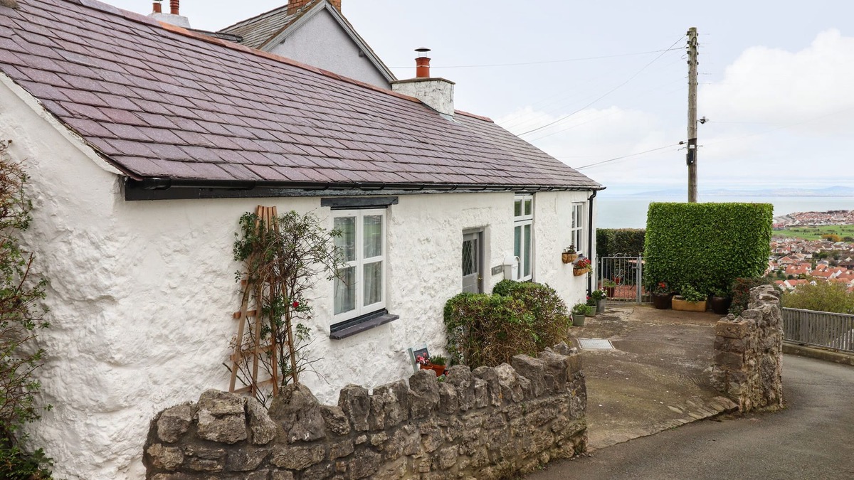 Penrhyn Bay Cottage | CRAIGLWYD BACH, pet friendly, country holiday cottage in Llandudno