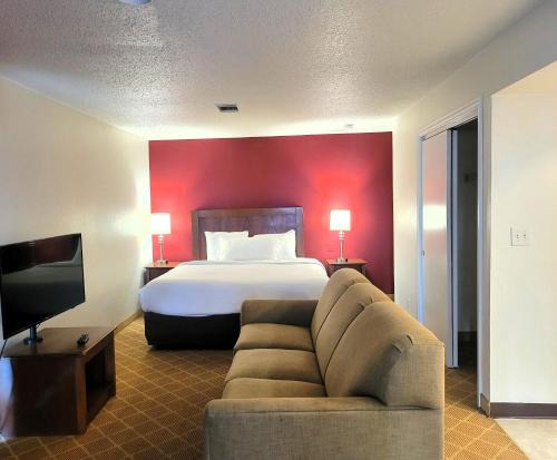 Maryland Heights Hotel | Craigshire Suites St Louis Westport Plaza