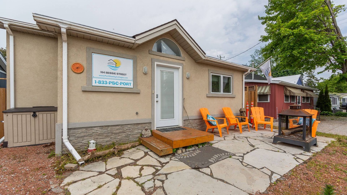 Central Elgin Cottage | Crane on Bessie - only a few minutes walk to the Beach!