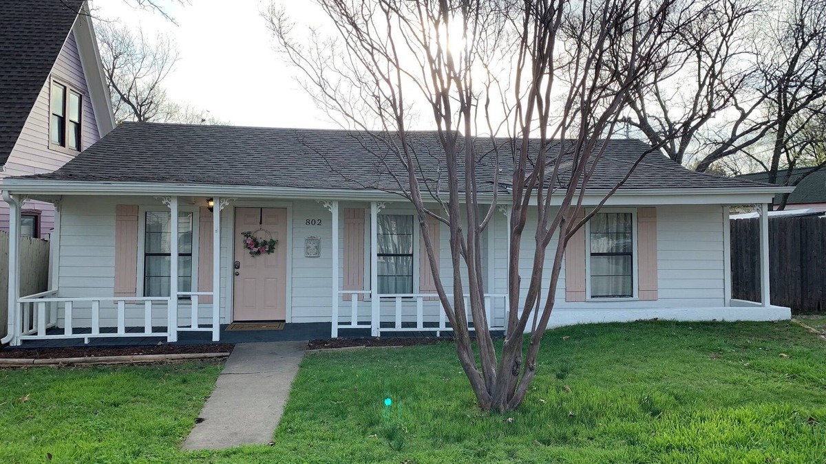 McKinney Cottage | Crape Myrtle Cottage in McKinney Historic District