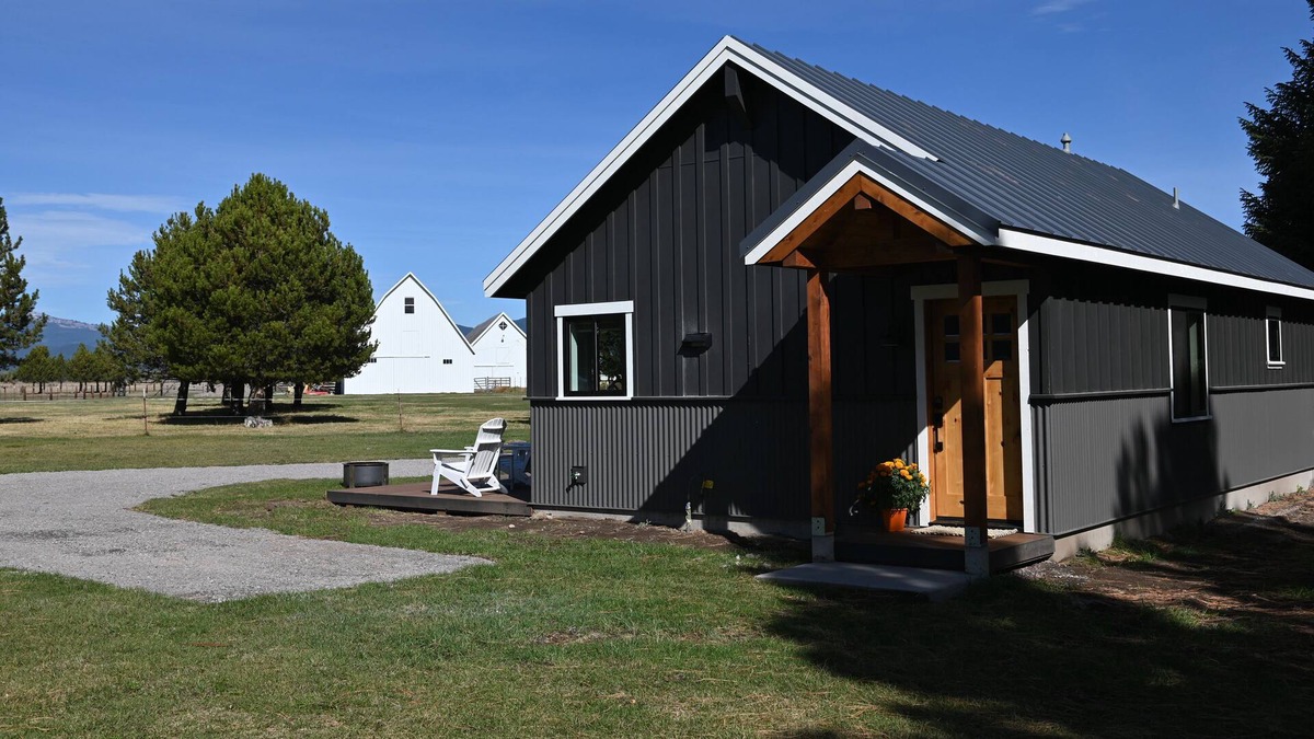 Fort Klamath Cabin | Crater Lake Cattle Company Ranch Cabin 1 King bed with ensuite bathroom