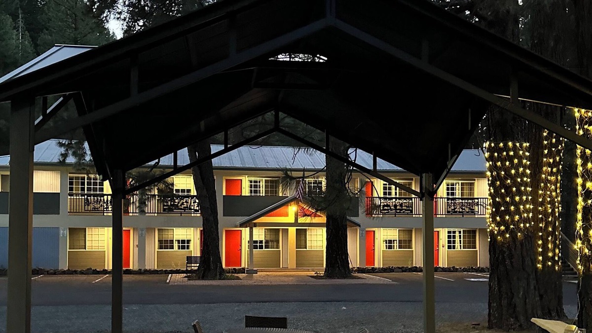Klamath Lake Hotel | Crater Lake Gateway - Highway 140