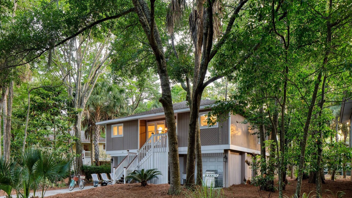 Isle of Palms Cottage | Crawdad by Avantstay Isle of Palms Home w/BBQ