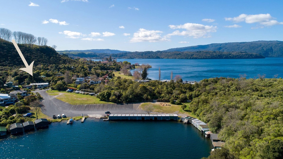 Lake Tarawera House | CRAWFORDS (GREAT LOCATION WITH BOATSHED BAY LAUNCHING RAMP ACROSS THE ROAD)
