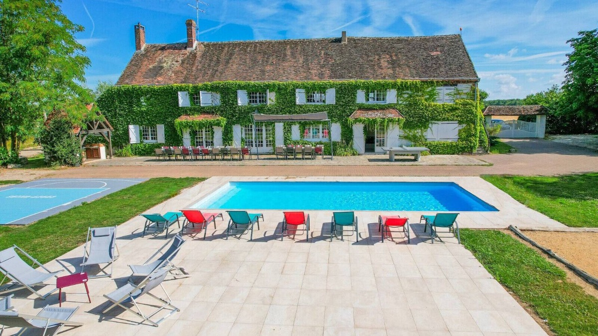 Saint-Maurice-sur-Aveyron Villa | Crazy Villa Etisseaux (45) - Heated pool - Volley court - 1h30 Paris - 45p.