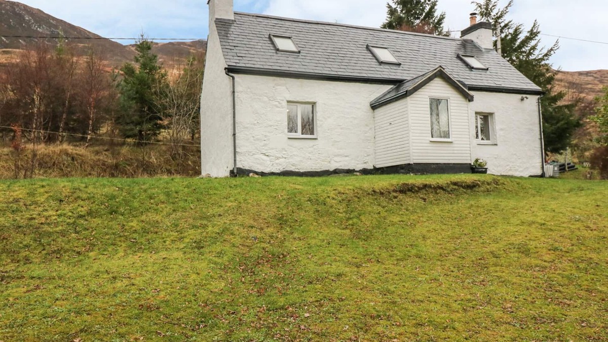 Sallachy Cottage | CREAG MHOR COTTAGE, family friendly, with open fire in Dornie