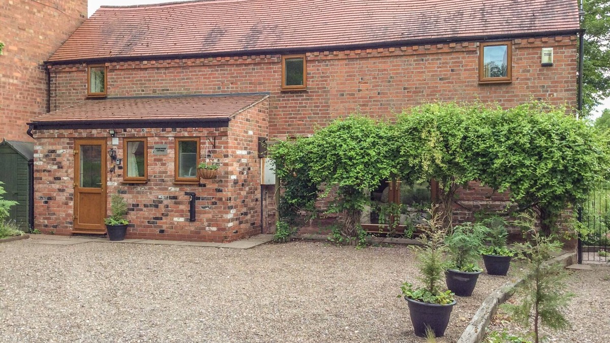 Shobdon Cottage | CREAM DOOR COTTAGE, family friendly, with a garden in Kidderminster