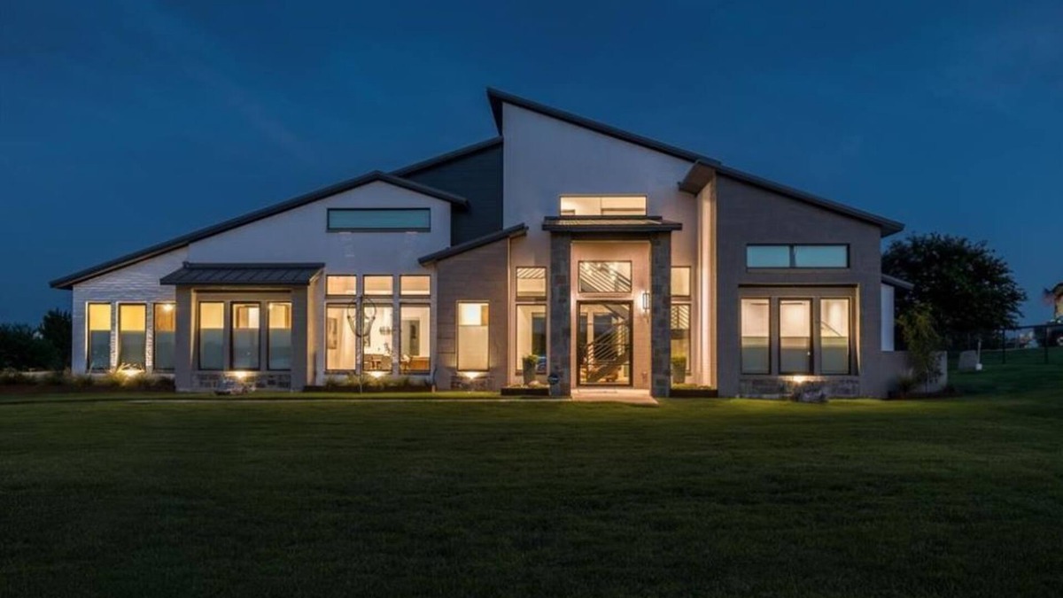 Waxahachie House | Create amazing memories in contemporary 2024 Lake Retreat with Pool & Hot Tub.