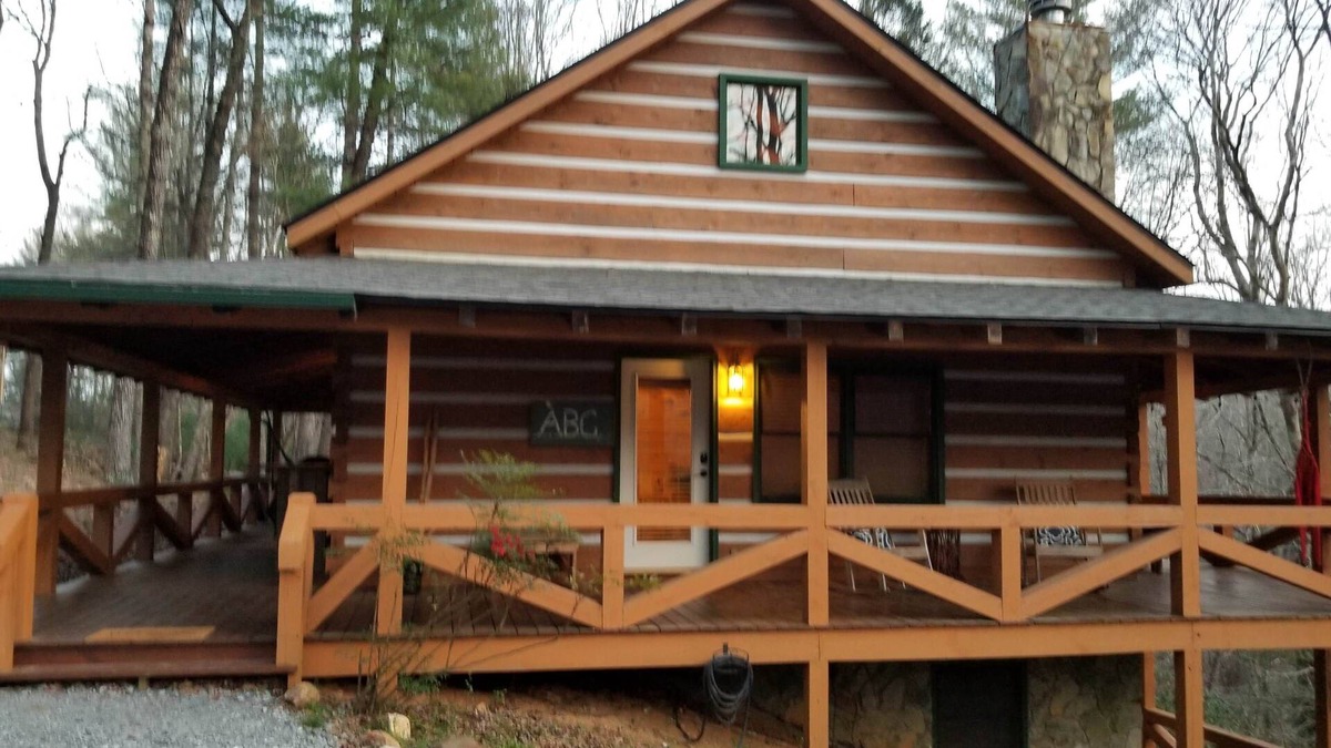 Dial Cabin | Creek!3BR3BA+Loft/!GameRoom!Slps 9!Wrap Around Deck!