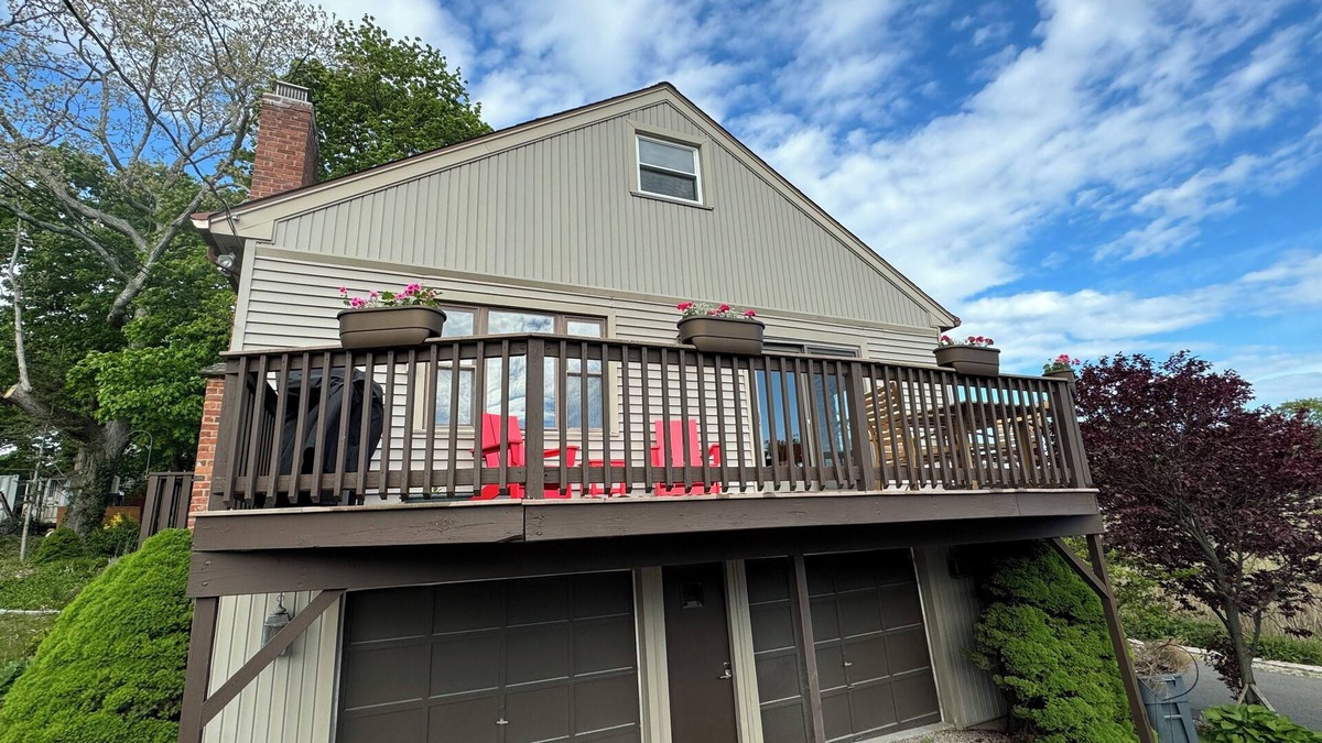 Stony Creek House | “Creek Boutique” lies steps away from beach, markets, and parks.