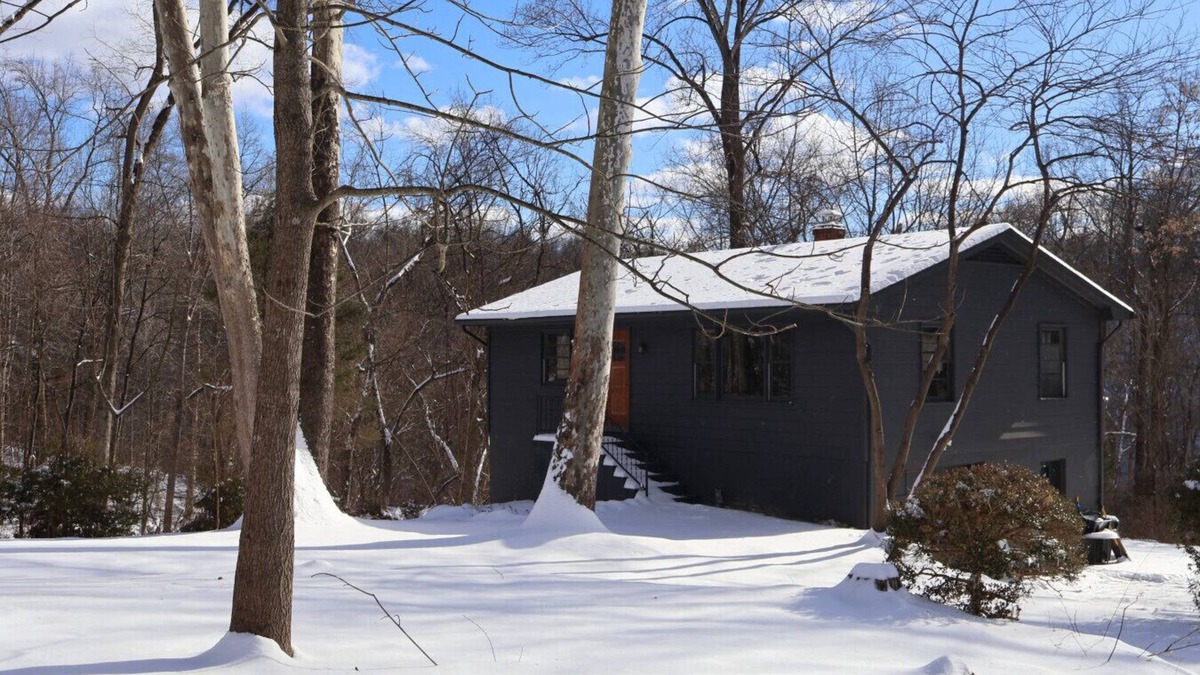 Lovettsville House | Creek Cottage along the Potomac River